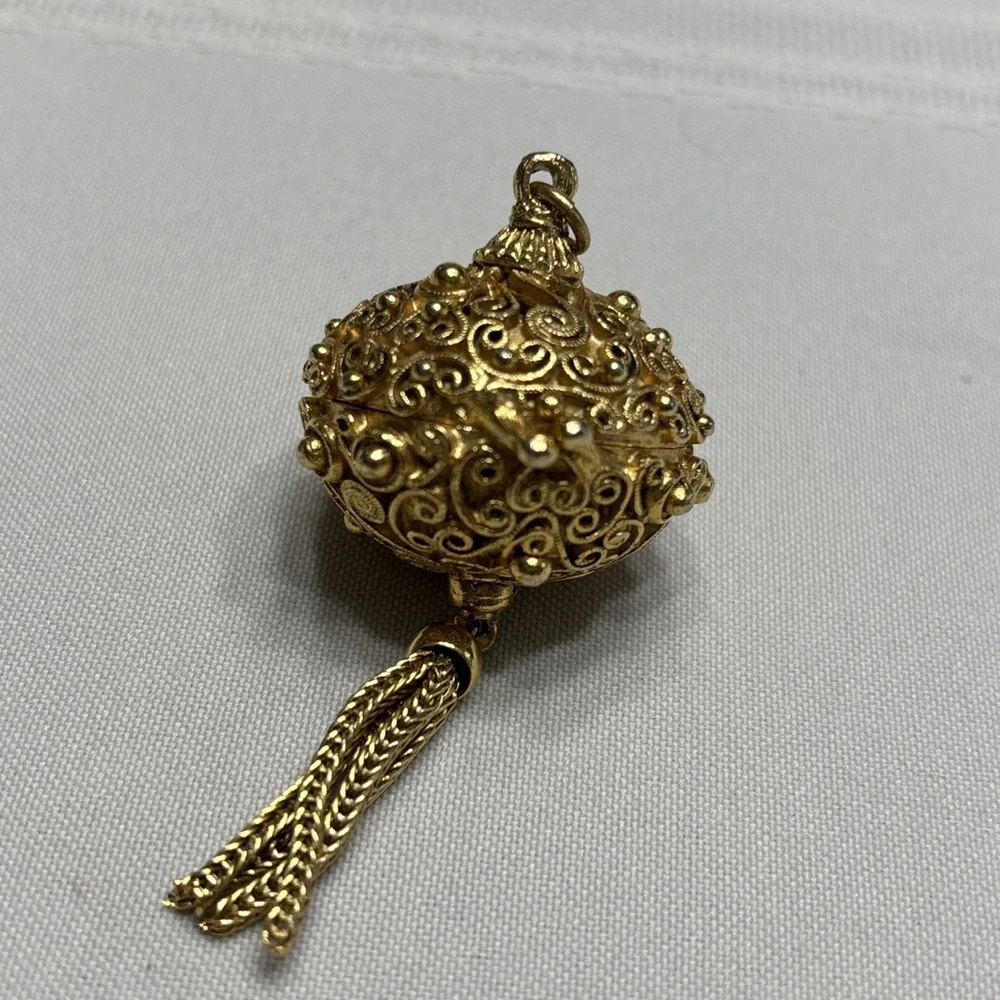 Florenza Vtg Pill Box Necklace-Hinged Gold Tone Tassels Filigree